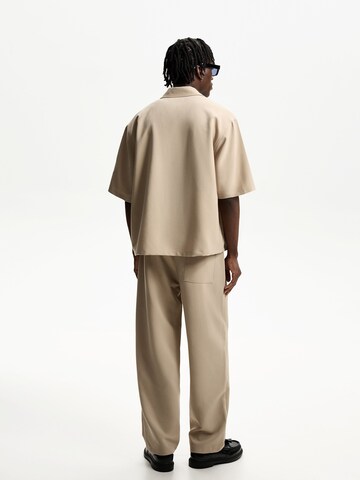 Comfort fit Camicia di Bershka in beige