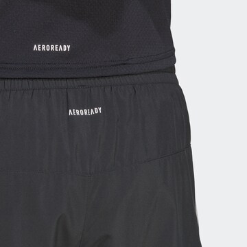 ADIDAS PERFORMANCE Slimfit Sportshorts 'Run Icons 3-Stripes' in Schwarz