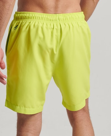 Superdry Badeshorts in Gelb