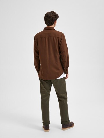 Coupe regular Chemise 'ROBIN' SELECTED HOMME en marron