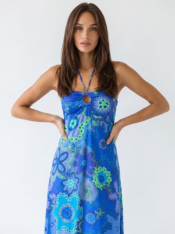 Introvertie VIENNA - Vestido de verano 'Forgot About You Halter Maxi Dress' en azul
