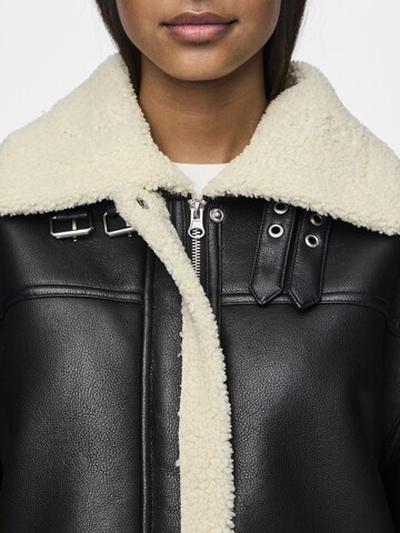 Veste mi-saison 'PCJanelle' PIECES en noir