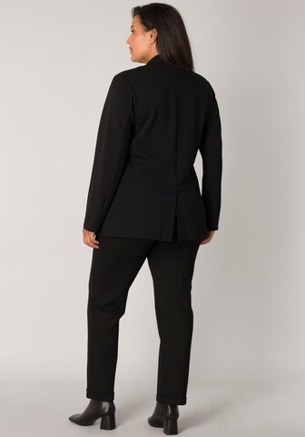 BASE LEVEL CURVY Blazer in Black