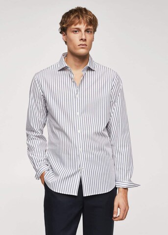 Coupe regular Chemise 'Marco' MANGO MAN en bleu : devant