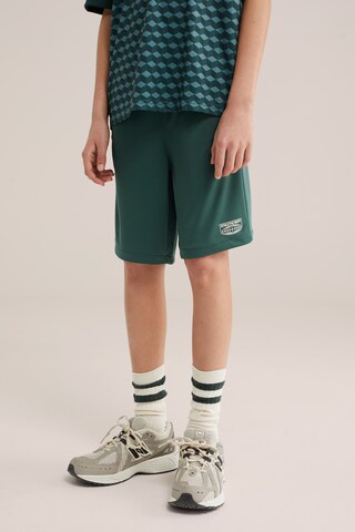 WE Fashion Regular Trousers in Green: front