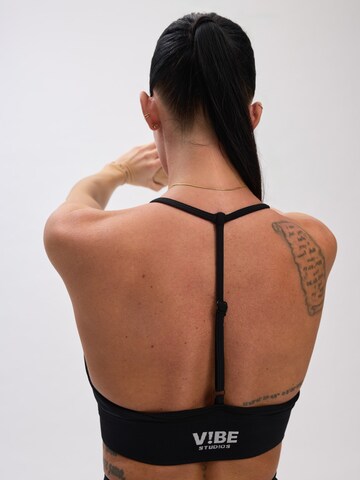 V!BE STUD!OS Sporttop 'Dena' in Schwarz