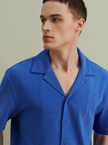 DAN FOX APPAREL Comfort fit Button Up Shirt 'Johann Terry' in Blue