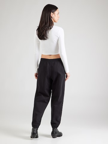 Effilé Pantalon Calvin Klein Jeans en noir : derrière