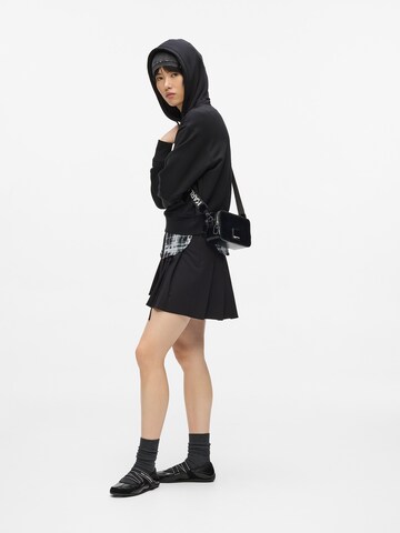 KARL LAGERFELD JEANS Skuldertaske ' Glänzende Kameratasche ' i sort