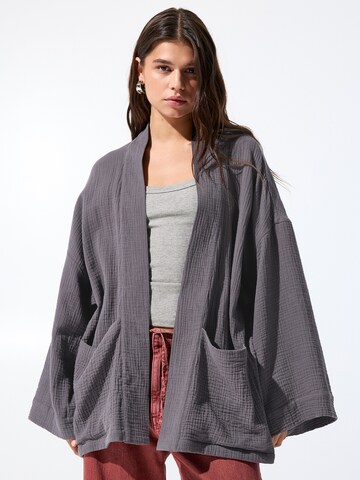 Pull&Bear Kimono w kolorze szary: przód