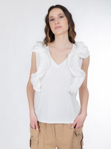 Influencer Тениска 'Flounce' в бяло: отпред