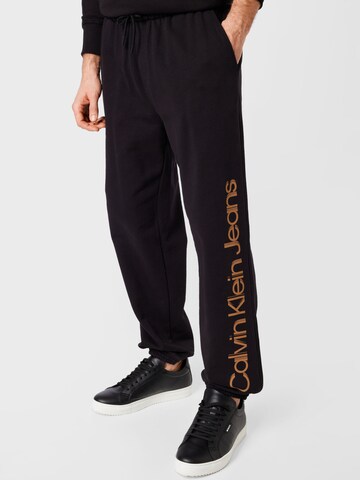 Calvin Klein Jeans Tapered Hose in Schwarz: predná strana