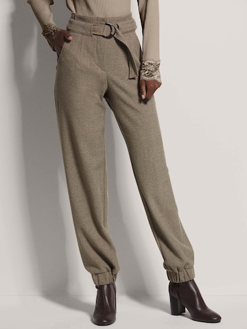 MADELEINE Tapered Broek in Bruin: voorkant