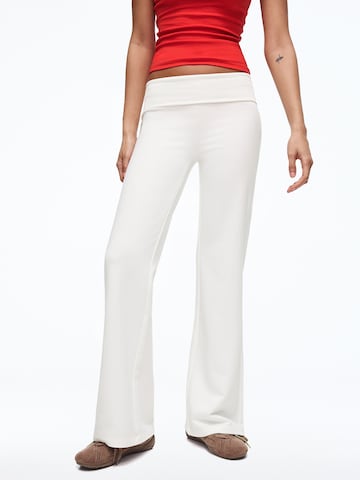 Bershka Levenevä Housut värissä beige: etupuoli