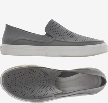 Crocs Flats & Loafers in 45 in Grey: front