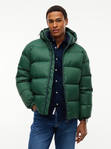 Tommy Jeans Χειμερινό μπουφάν 'ESSENTIAL' σε πράσινο: μπροστά