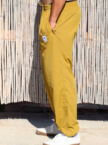 Surf Monkey - Loosefit Pantalón funcional en amarillo