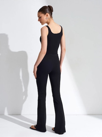 évasé Pantalon Dilvin en noir