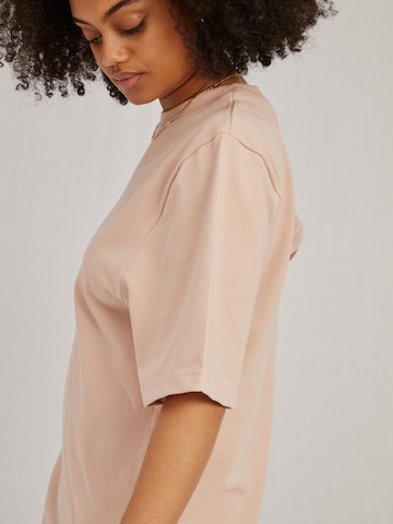 Robe 'Izzie' A LOT LESS en rose