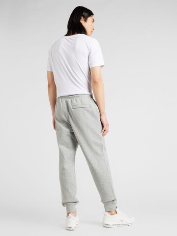 Effilé Pantalon 'CLUB BB' Nike Sportswear en gris