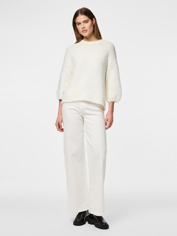 Pull-over 'Dalaila' PIECES en blanc