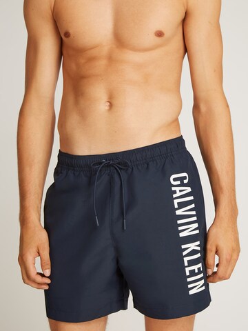 Calvin Klein Swimwear Plavecké šortky – modrá