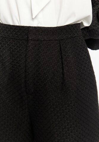 regular Pantaloni con pieghe di faina in nero