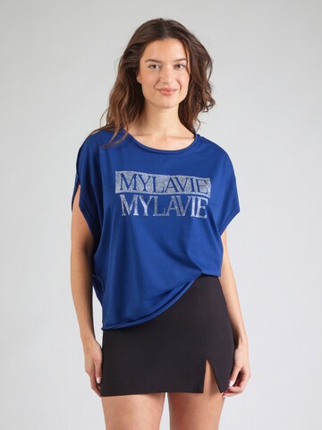 MYLAVIE by Sarah Harrison Футболка в Синий: спереди
