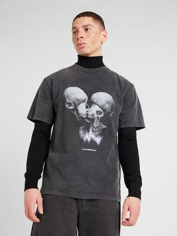 Han Kjøbenhavn Μπλουζάκι 'Aliens Kissing' σε γκρι: μπροστά