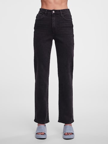 PIECES Regular Jeans 'Kelly' in Zwart: voorkant