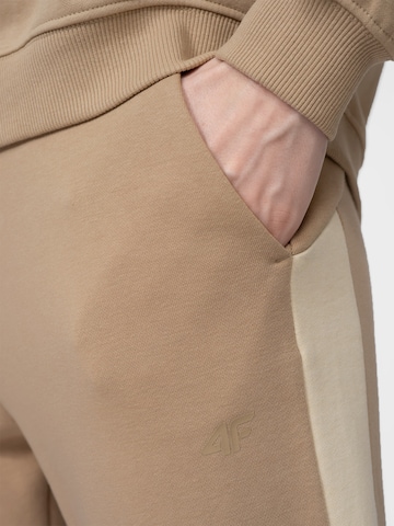 4F Zwężany krój Spodnie sportowe 'SPDD010' w kolorze brązowy
