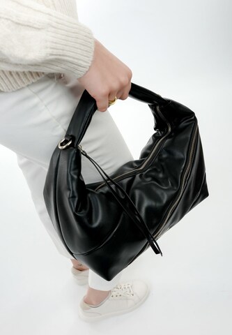 Emily & Noah Pouch 'Nevana' in Black