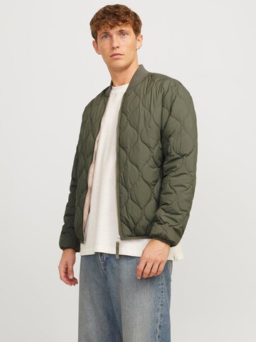 JACK & JONES - Chaqueta de entretiempo 'JJKODA' en verde: frente