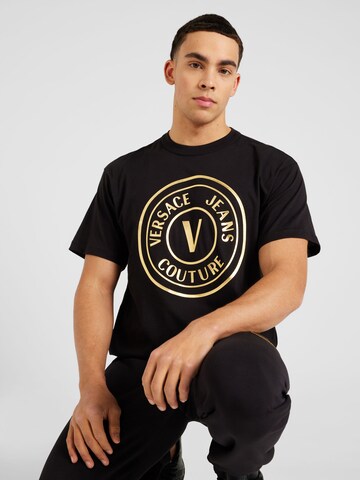 Tricou de la Versace Jeans Couture pe negru: față