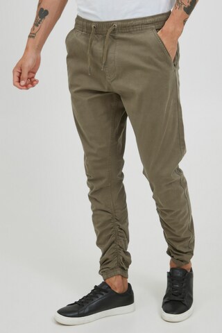 INDICODE JEANS Tapered Chino Pants in Green: front