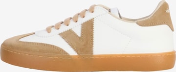 Chaussure de sport à lacets victoria en beige : devant
