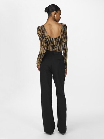 YAS Shirt body 'YEN' in Goud