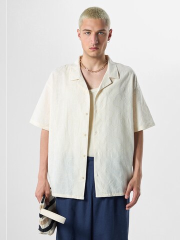 VAMOS CLO Button Up Shirt 'Amaranth' in White: front