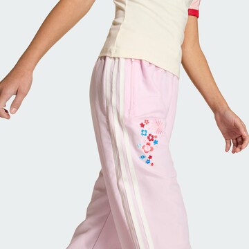 Loosefit Pantalon 'Adidas Originals x Liberty London' ADIDAS ORIGINALS en rose