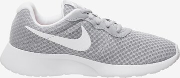 Baskets basses 'Tanjun' Nike Sportswear en gris