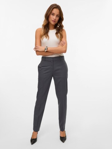 regular Pantaloni con piega frontale 'VMNILA' di VERO MODA in grigio