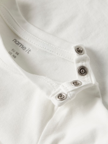 Tricou 'NBMOSMAR' de la NAME IT pe alb