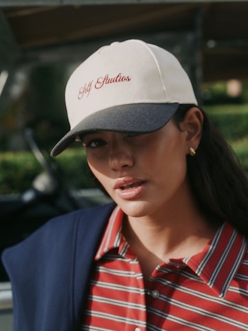 self. Cap in Beige