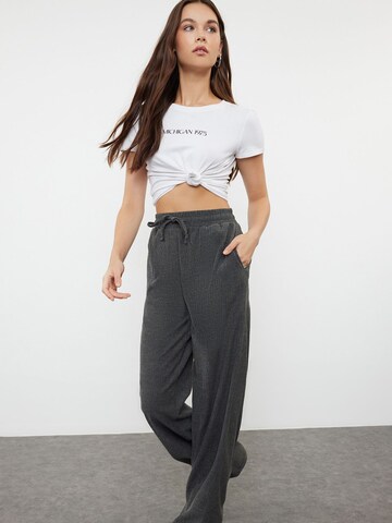 Trendyol Loosefit Παντελόνι σε γκρι: μπροστά