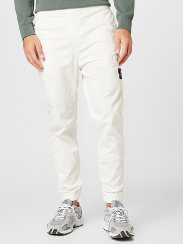 Calvin Klein Jeans - Tapered Calças em branco: frente