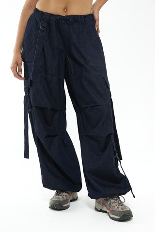 BDG Urban Outfitters Regular Cargohose in Blau: predná strana