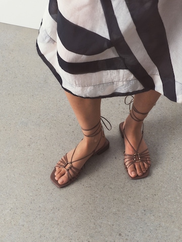 Next Riemensandale in Grau