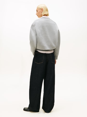 TOMMY HILFIGER - Sweatshirt 'VARSITY ' em cinzento