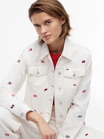 Tommy Jeans Välikausitakki värissä valkoinen
