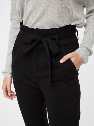 regular Pantaloni con pieghe 'Eva' di Vero Moda Petite in nero